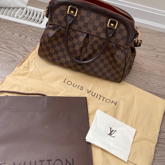 Louis Vuitton TREVI Pm in Damier - Picture 2 of 7